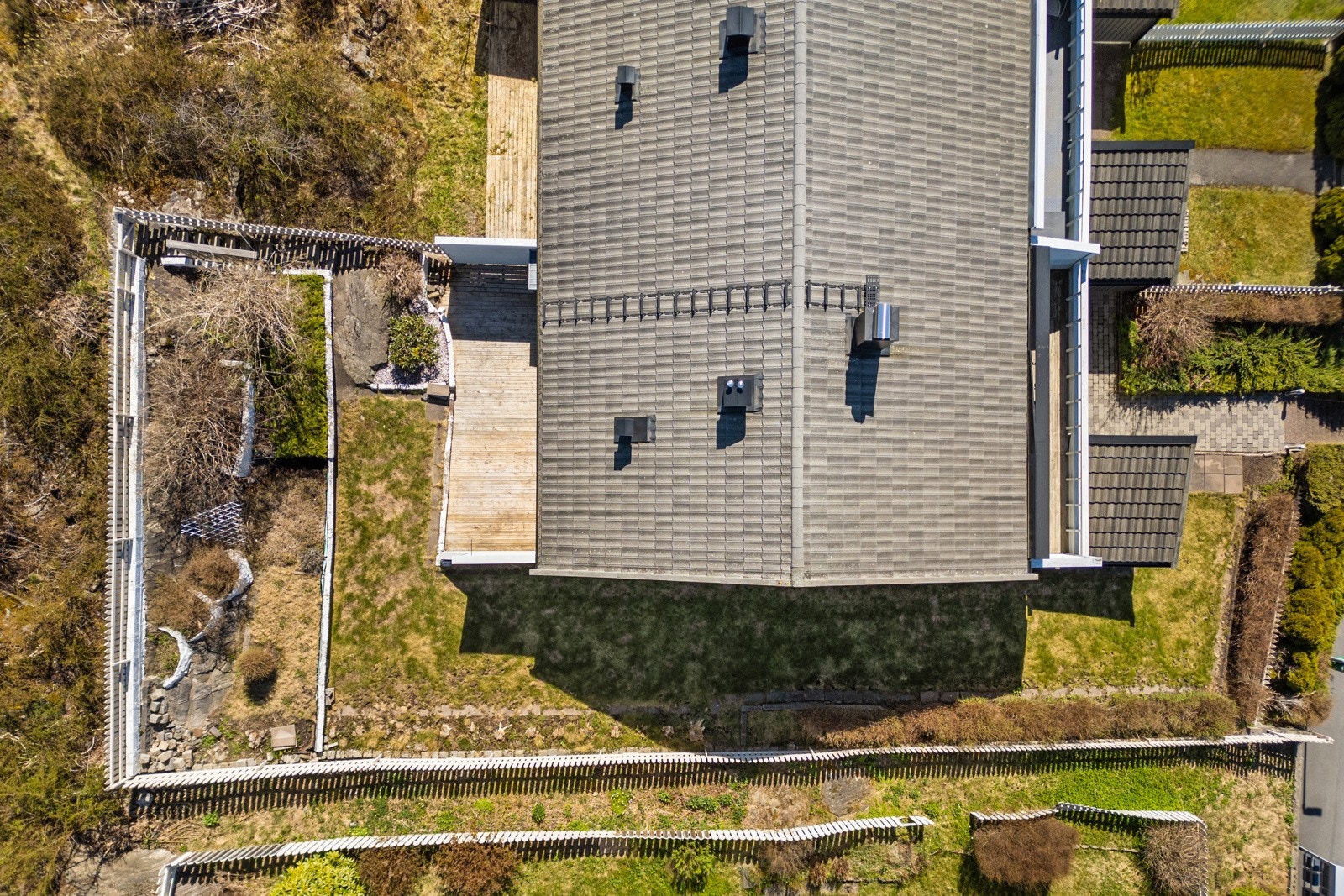 Enderekke med gode solforhold, hagearealer og skjermet beliggenhet mot grøntområde. Galleribilde