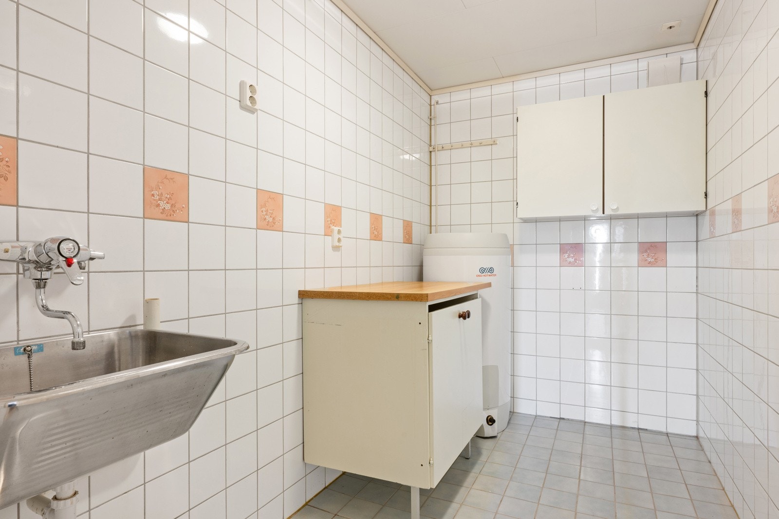 Praktisk og separat flislagt vaskerom fra byggeår med mange muligheter. Galleribilde