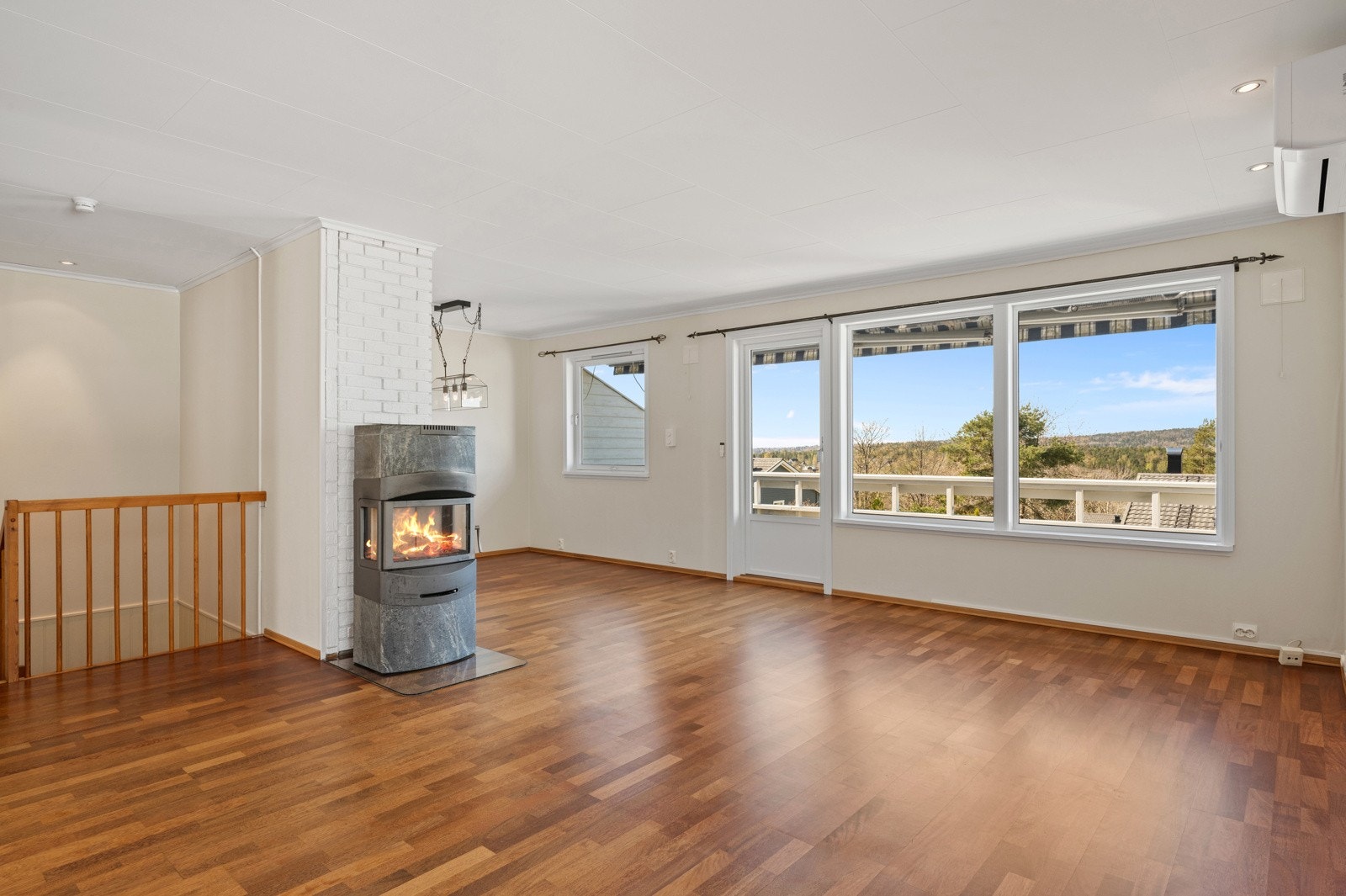 Romslig og lys stue med store vindusflater som slipper inn rikelig med dagslys og gir fin utsikt. Galleribilde