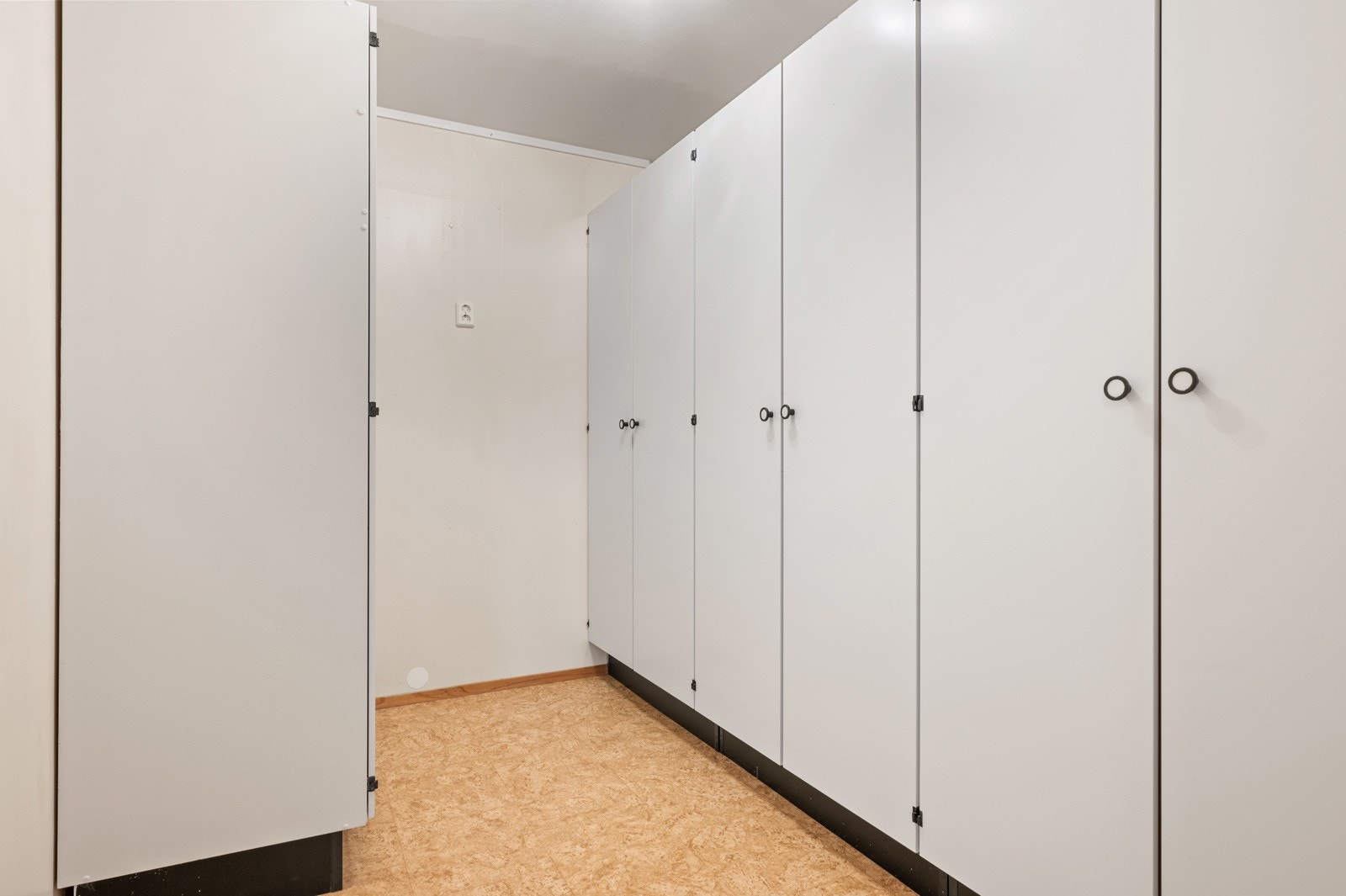 Vegg i vegg med vaskerommet er det en romslig og praktisk bod med mye lagringsplass. Galleribilde