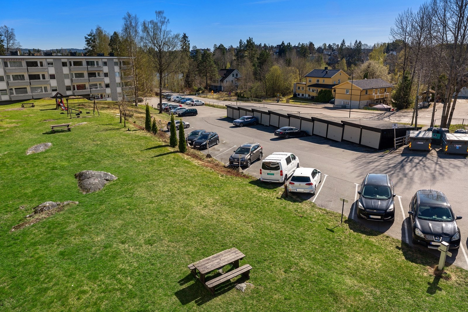 Garasjeplass eller fast parkeringsplass kan leies av sameiet når ledig. Det praktiseres med venteliste ordning hos styreleder. Galleribilde