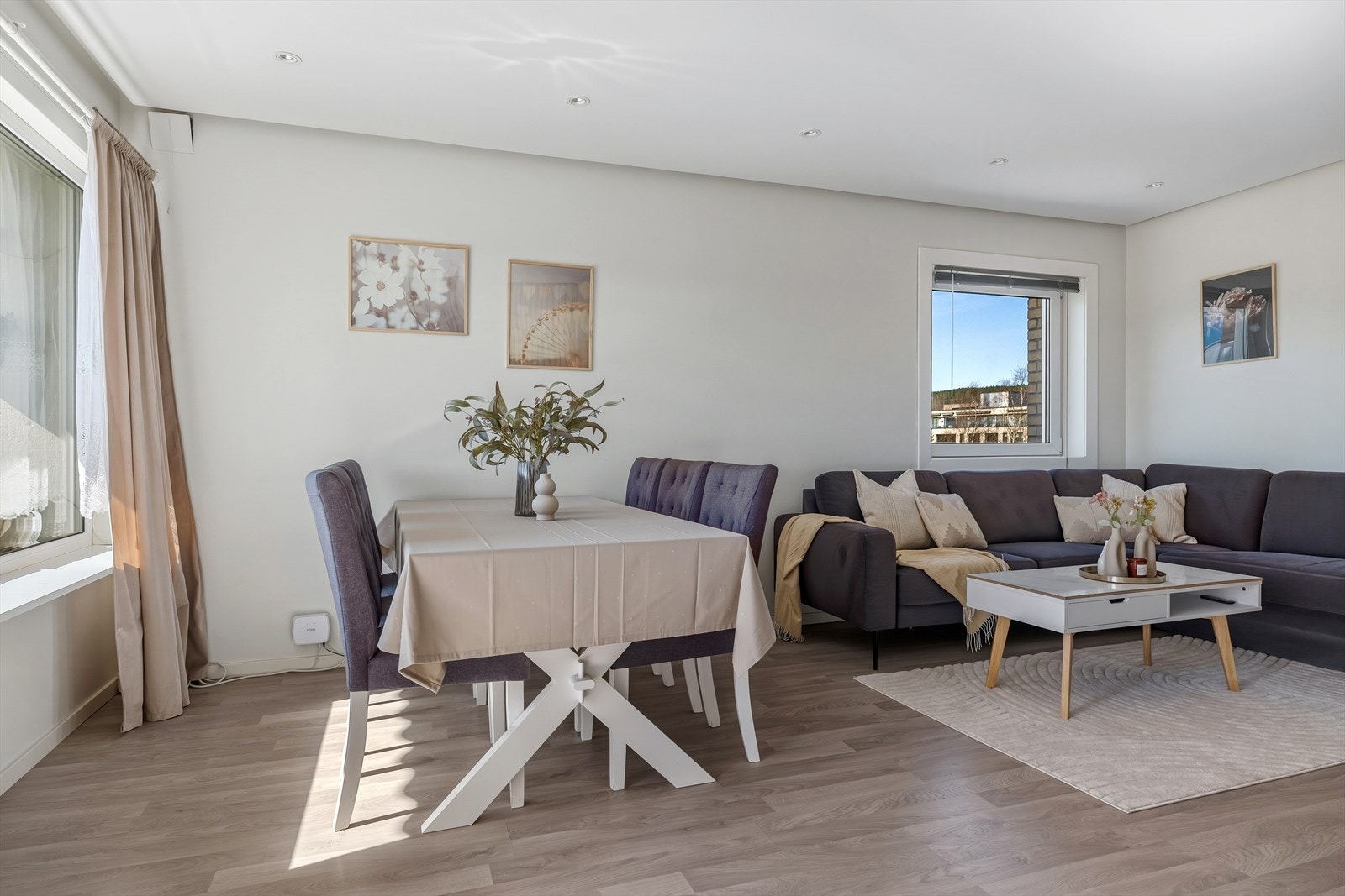 Stuen har fine møbleringssoner og er av generøs størrelse med rikelig av plass til hyggelig spisebord, sofa og annet ønskelig møblement. Galleribilde