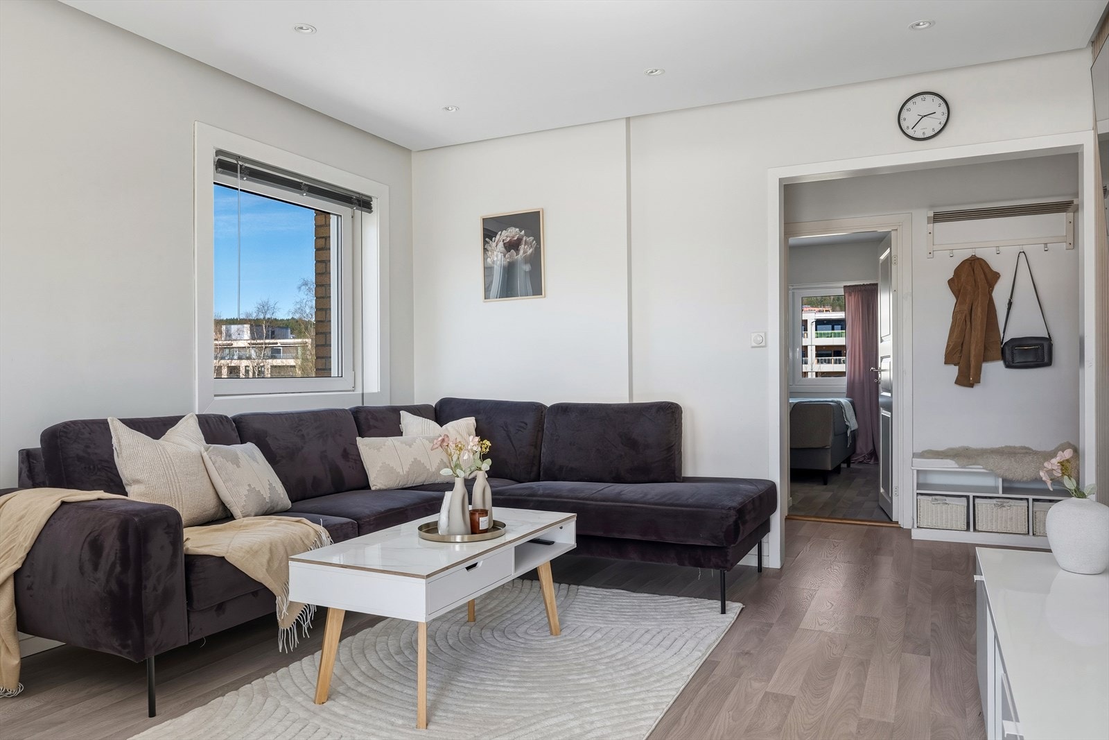 Stuen åpner opp for god plass til en stor sofagruppe med plass til hele familien! Galleribilde