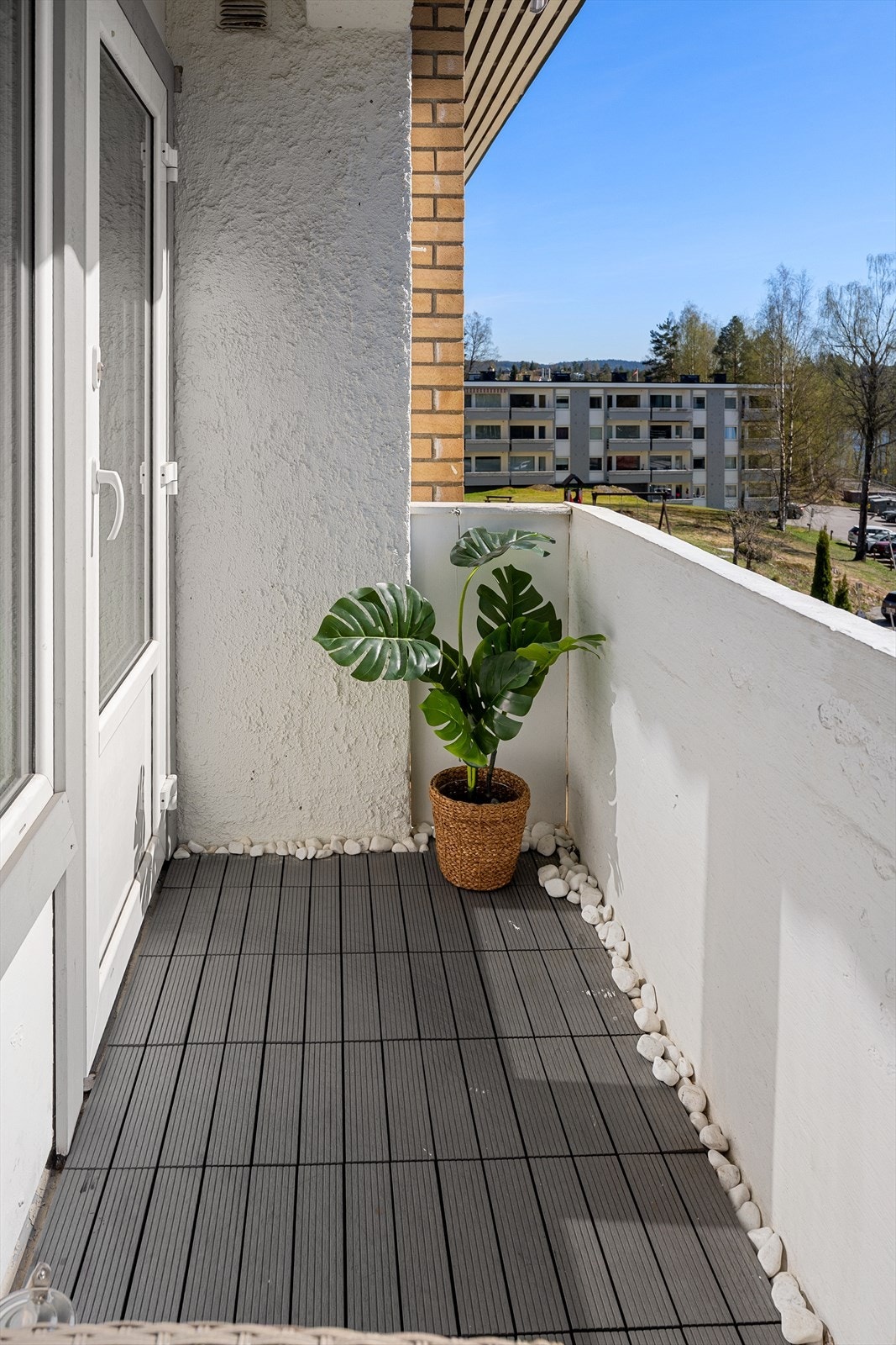 Fra balkongen har man herlig utsyn over sameiets hyggelige og barnevennlige fellesområde. Galleribilde