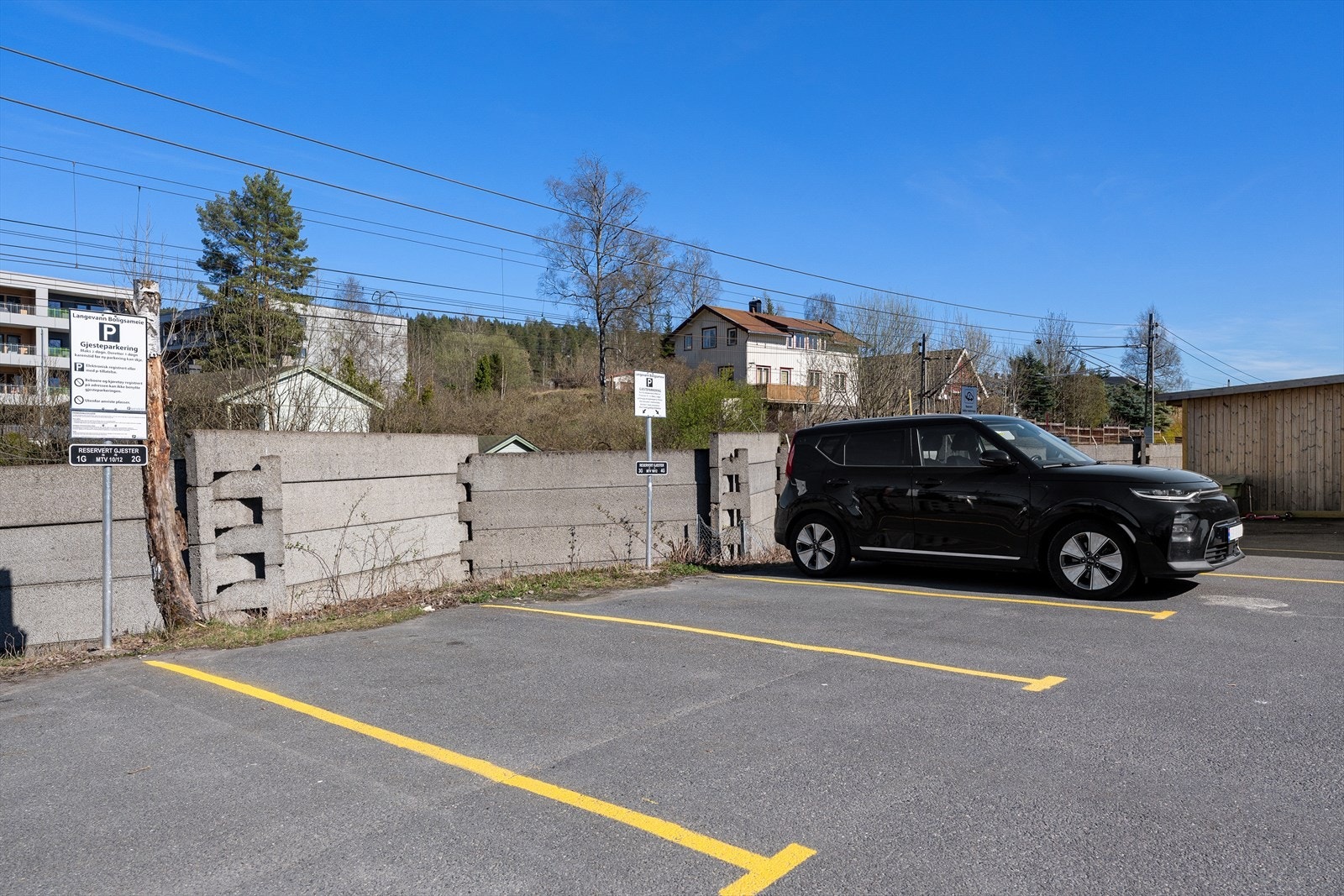 I tillegg til øvrige parkeringsplasser er det etablert 6 gjesteparkeringsplasser på sameiets område. Galleribilde