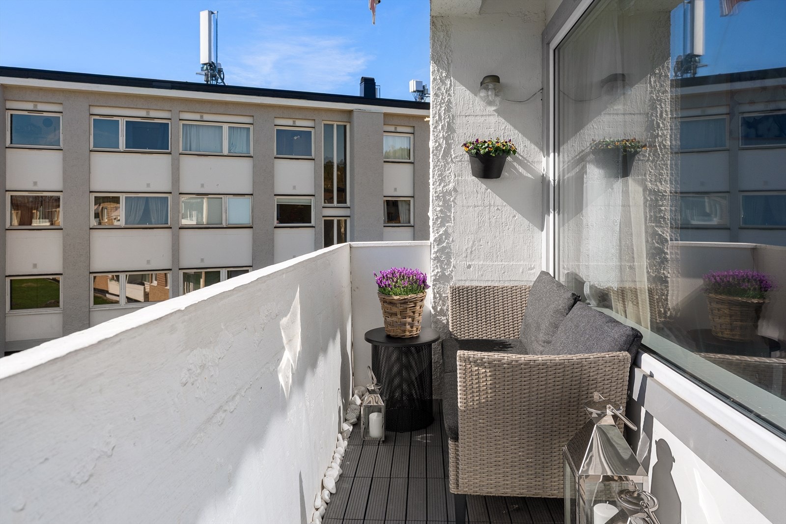 Utgang fra stuen til en lun og koselig balkong på 4 kvm som ligger sørvestvendt. Galleribilde