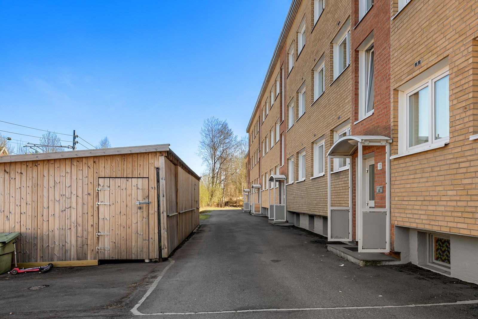 Utenfor leilighetens inngangsparti har sameiet en felles sykkelbod som fritt kan brukes av de boende. Galleribilde