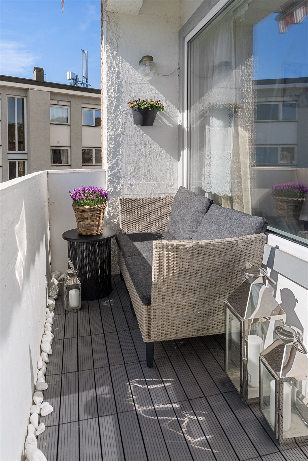 Den sørvestvendte balkongen byr på gode solforhold. Selger opplyser om sol fra ca. kl. 11-21 på sommerstid. Galleribilde