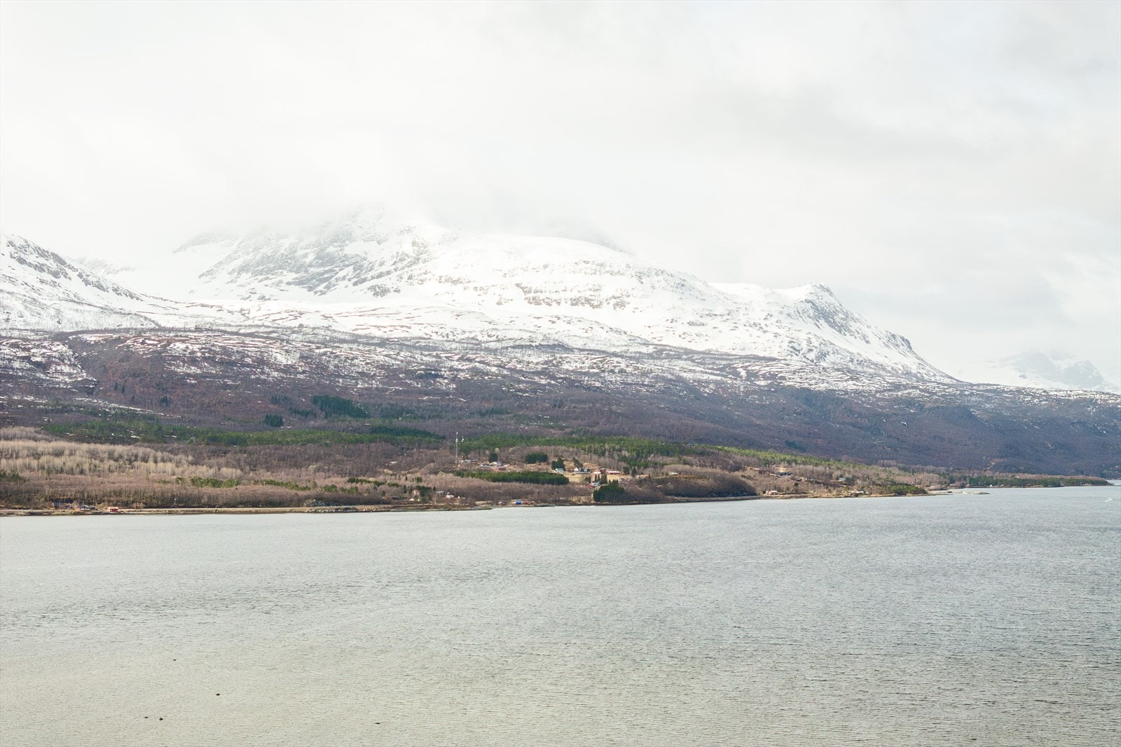 Her får du flott utsikt over sjø og fjell Galleribilde