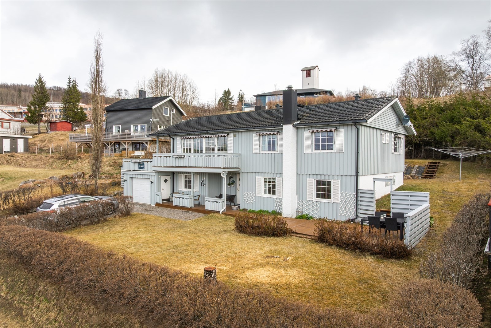 Eiendommen har en romslig tomt med flere gode uteområder Galleribilde