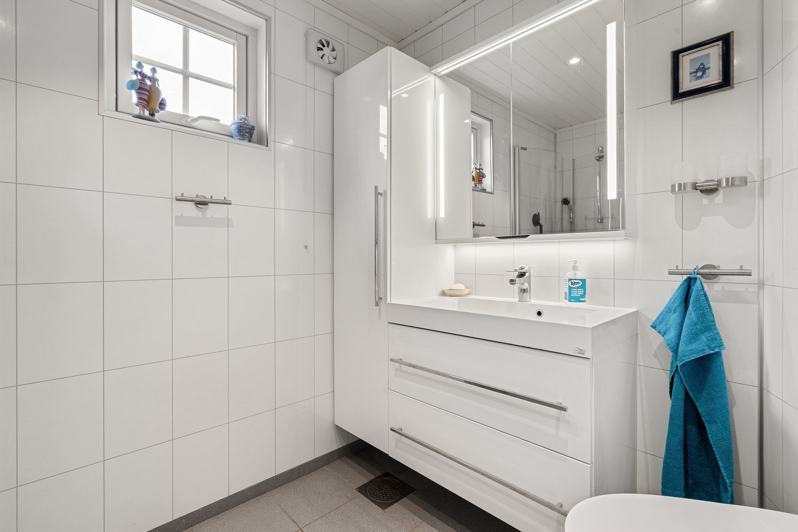 Badet har godt med oppbevaringsplass i både skap og skuffer Galleribilde