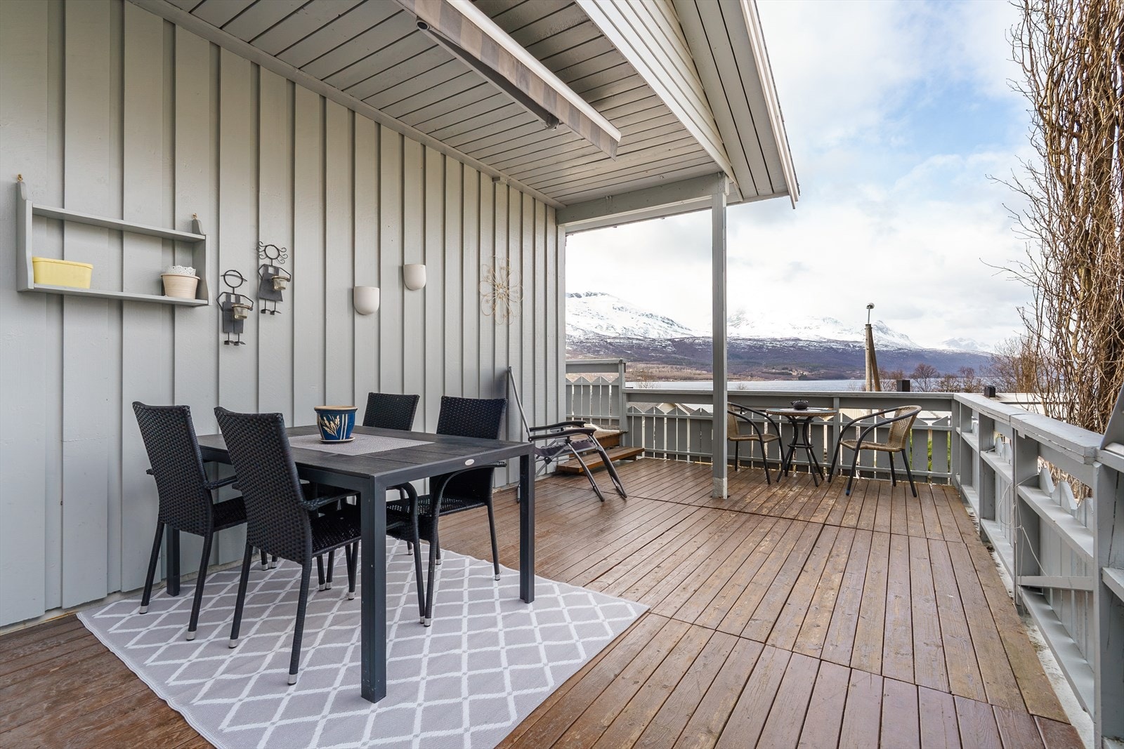 Her får du en romslig terrasse med flott utsikt Galleribilde