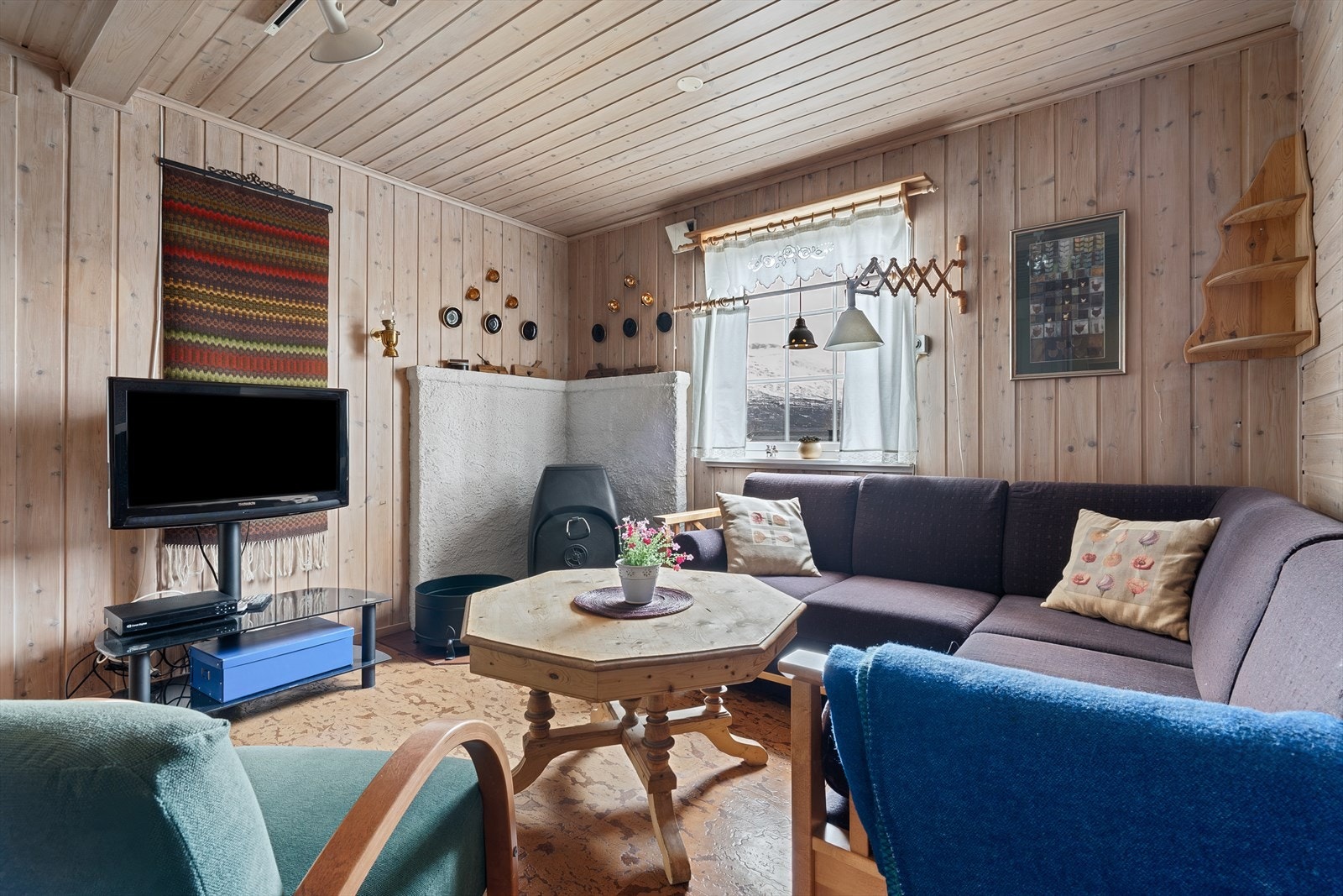 Koselig kjellerstue med vedovn Galleribilde