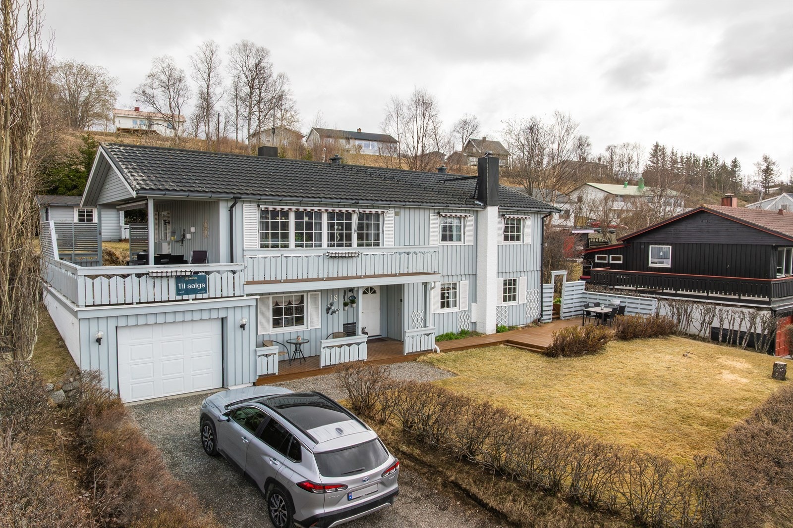 Boligen har integrert garasje og biloppstillingsplass Galleribilde