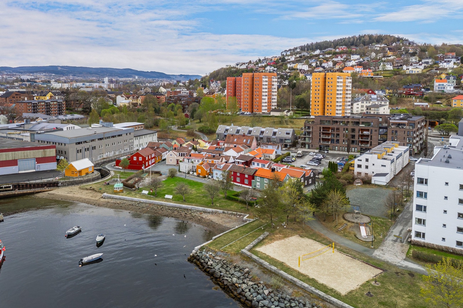 Beliggenheten kombinerer nærhet til fjorden, Bymarka og bylivet, med ca. 15 minutters gange til Trondheim sentrum. Galleribilde