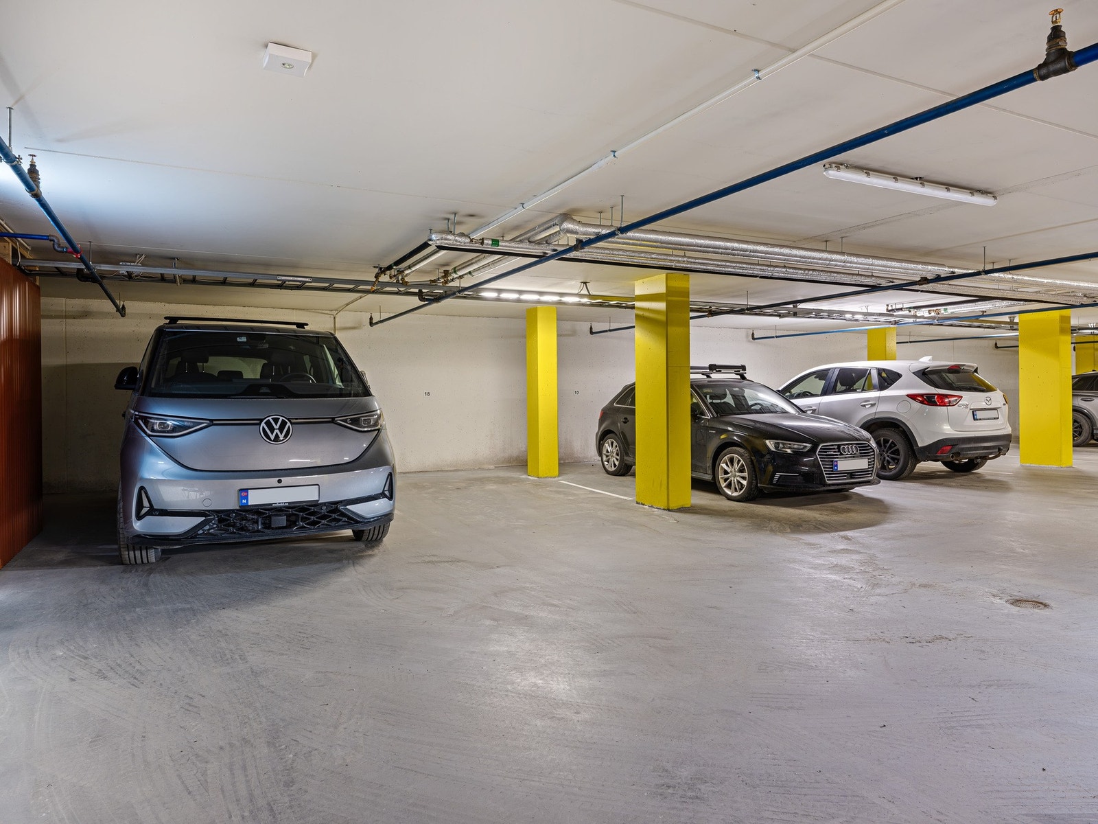 Med boligen følger to parkeringsplasser i oppvarmet parkeringskjeller. Det er montert en elbillader mellom parkeringsplassene. Galleribilde