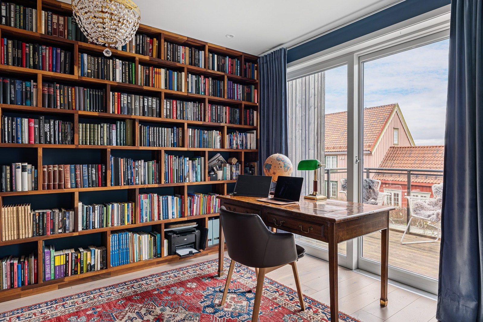 Biblioteket måler 13 kvm. og har direkte utgang til egen balkong. Galleribilde