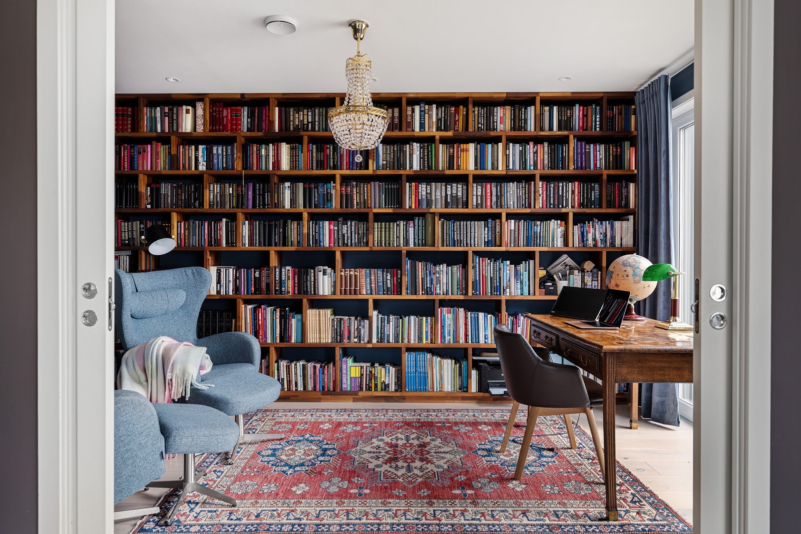Boligen har totalt tre soverom, hvorav et av soverommene er innredet som bibliotek. Galleribilde