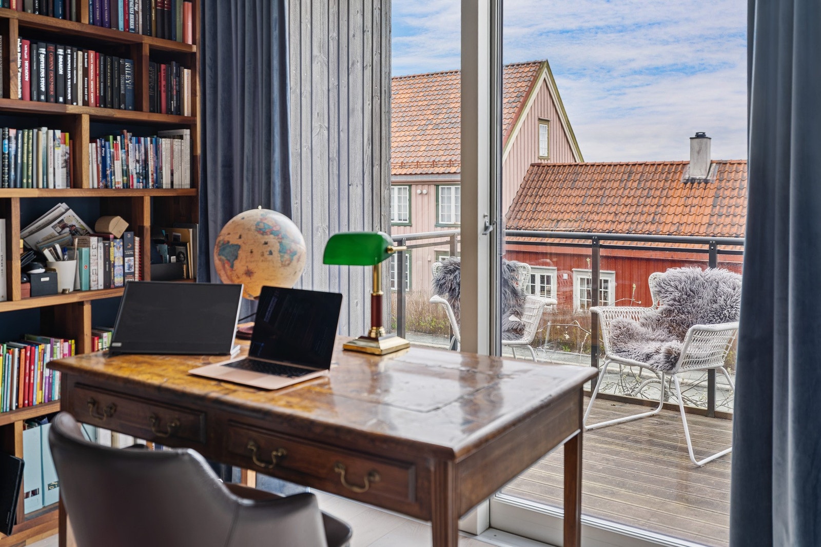 Uteplasser på begge sider, samt utgang til platting og gressplen, gir solforhold fra morgen til kveld. Galleribilde