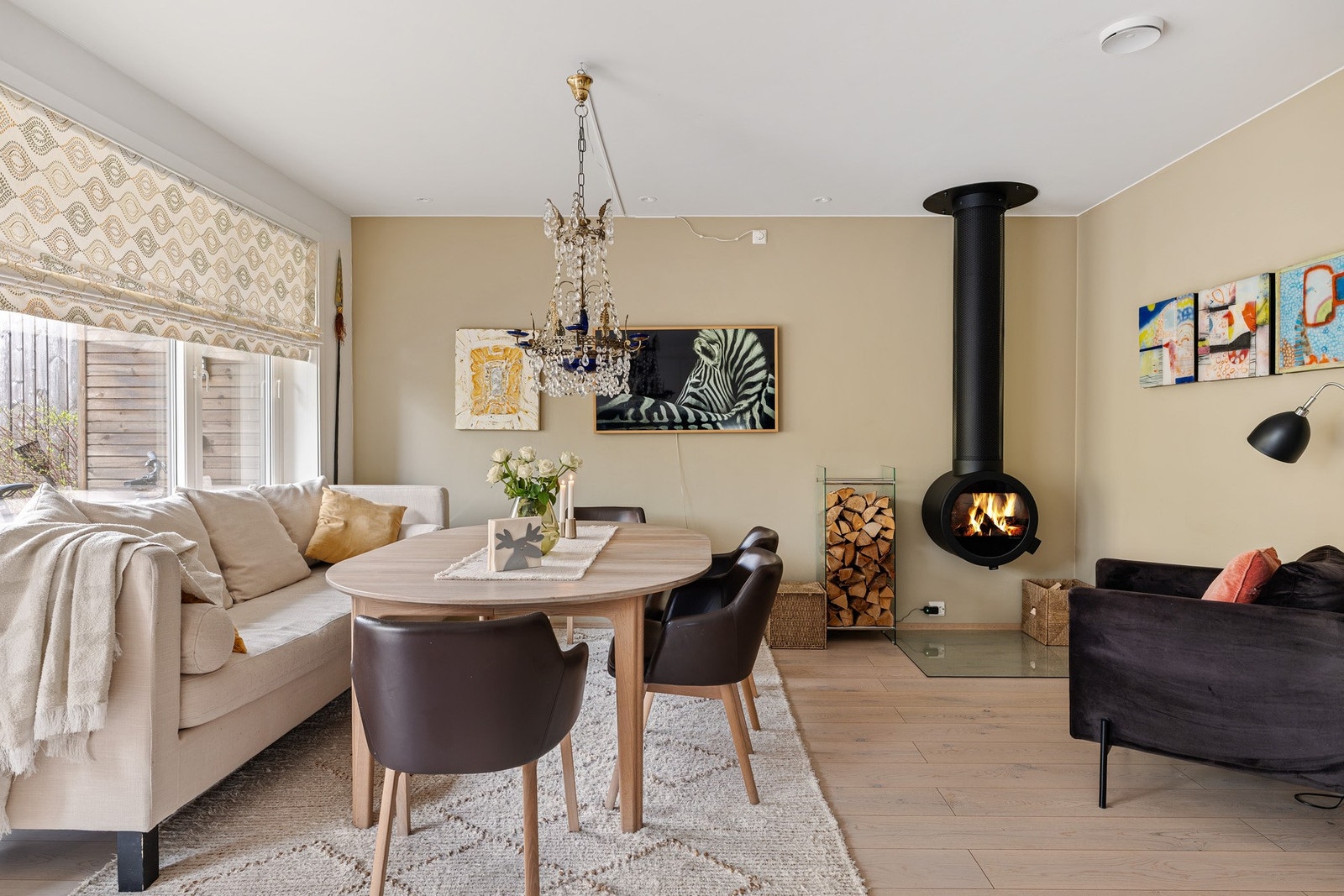 Et blikkfang av en peis gir god og stemningsfull varme i vinterhalvåret. Galleribilde