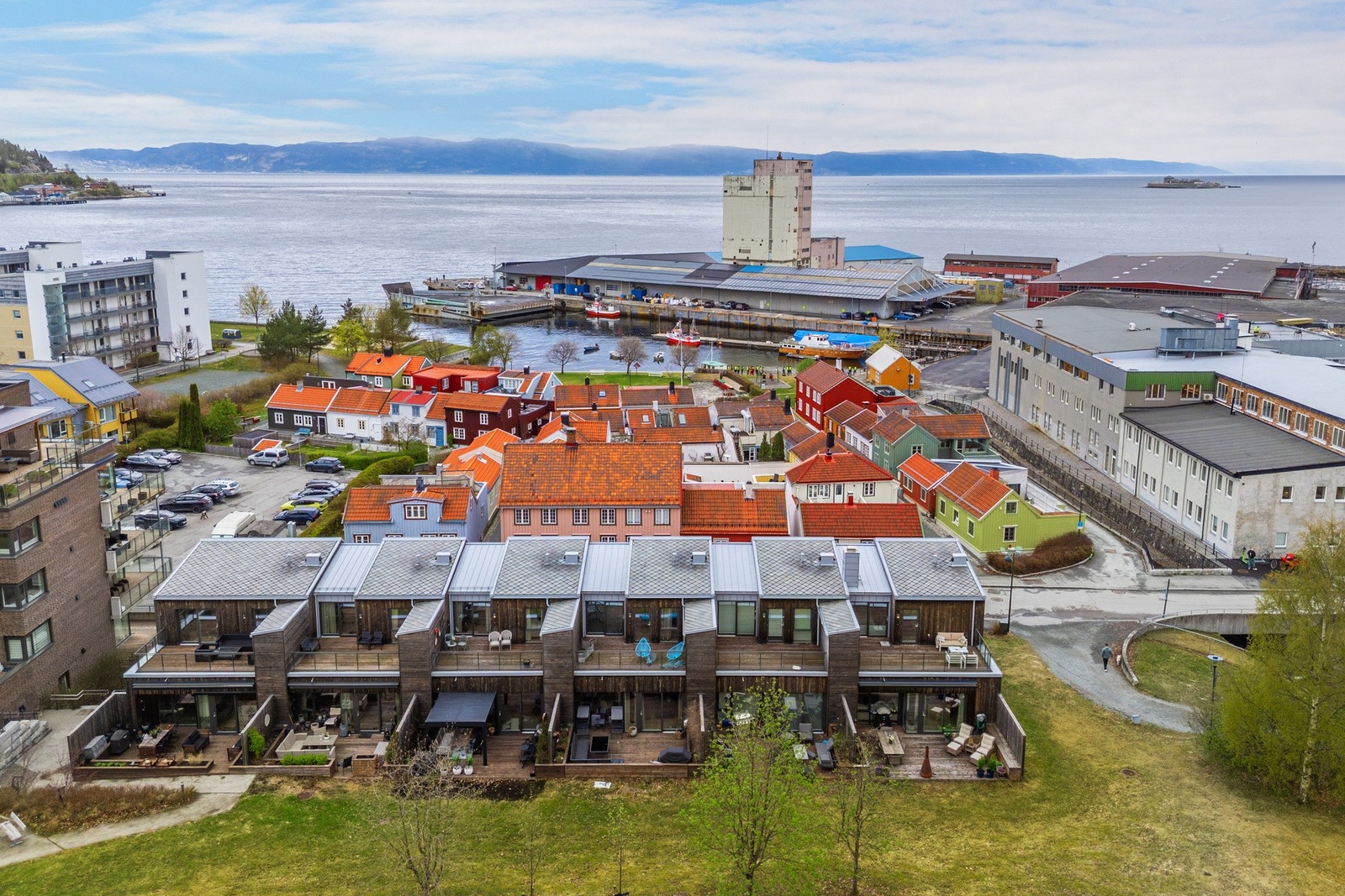 Boligen er tegnet av Odd Thommessen og Agraff Arkitektur, og fremstår med gjennomført kvalitet i både materialvalg og detaljer. Galleribilde