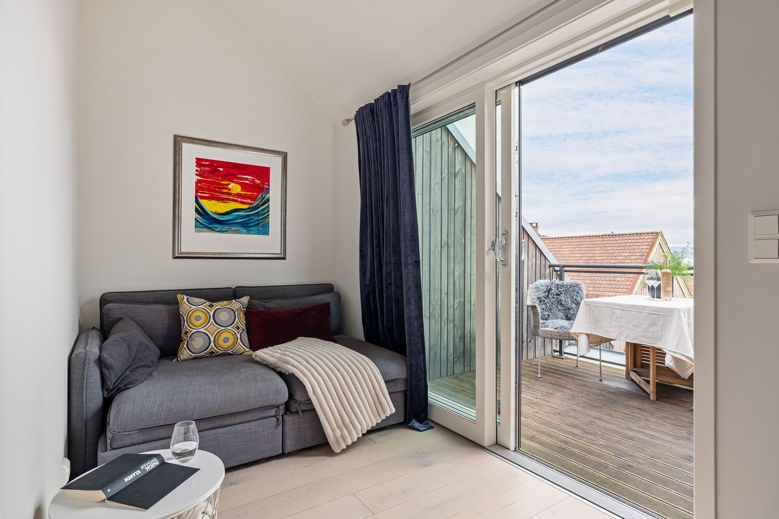 Loftstue med utgang til balkong med kveldssol og utsikt mot nord. Galleribilde