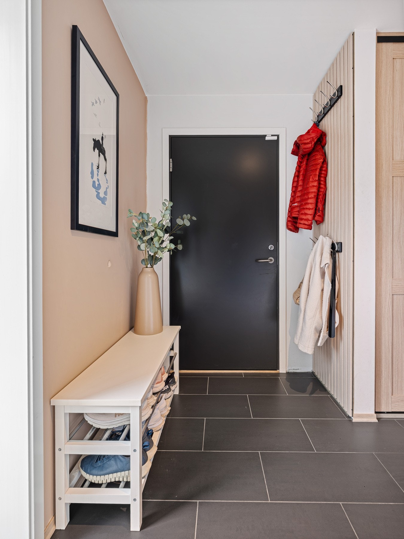 Boligen har egen nedgang til parkeringskjeller og bod tilknyttet parkeringsplass. Galleribilde