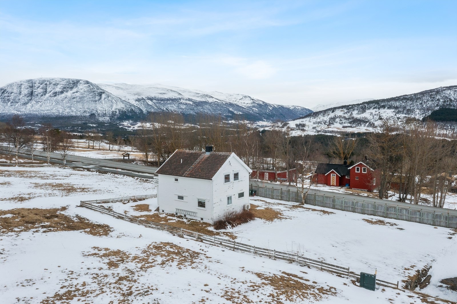Eiendommen ligger vest for sentrum, men en flott utsikt mot Almannberget. Galleribilde