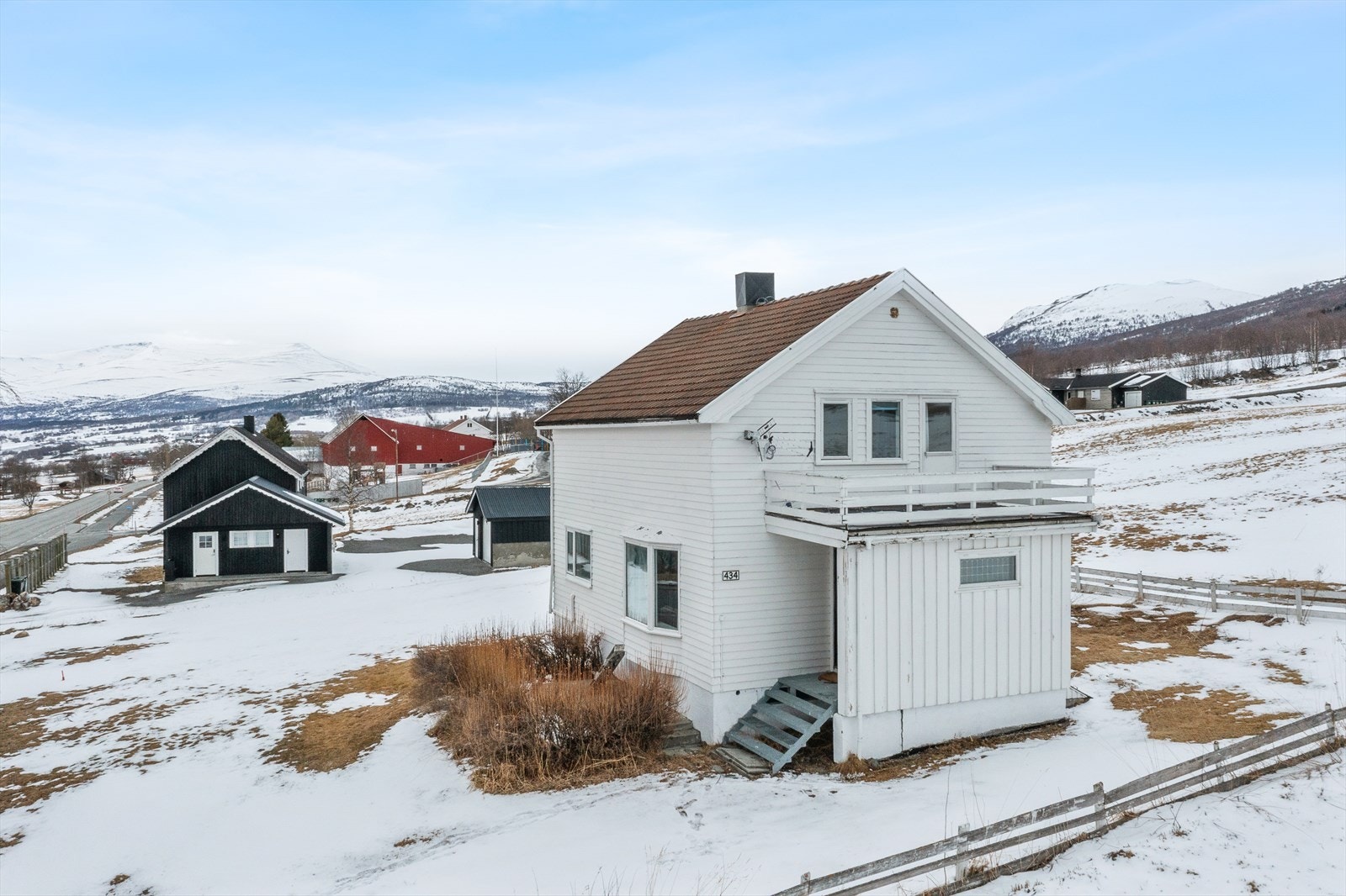 Eiendommen ligger ved Skarsem, en kort kjøretur fra Oppdal sentrum. Galleribilde