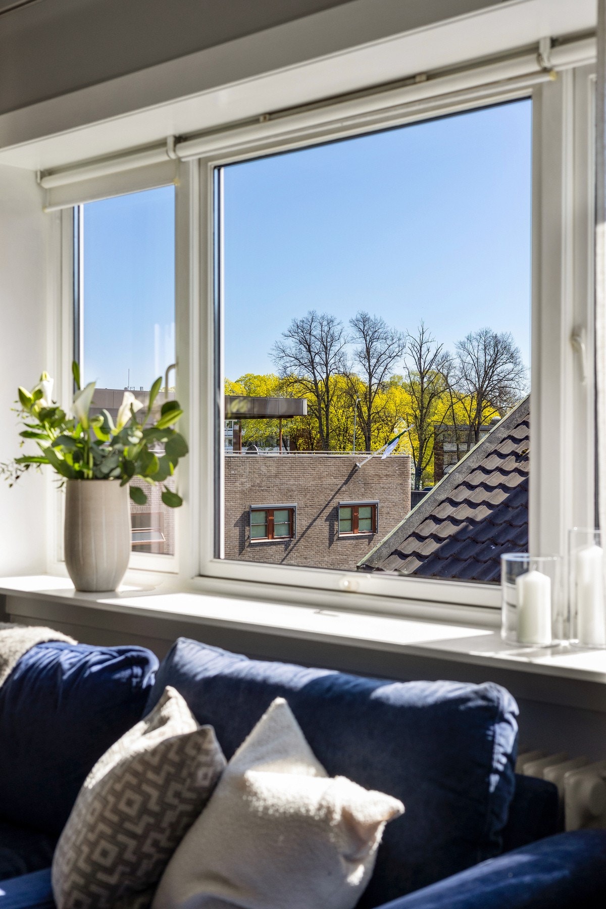 De store vindusflatene sørger for rikelig med dagslys og bidrar til en luftig romfølelse. Galleribilde