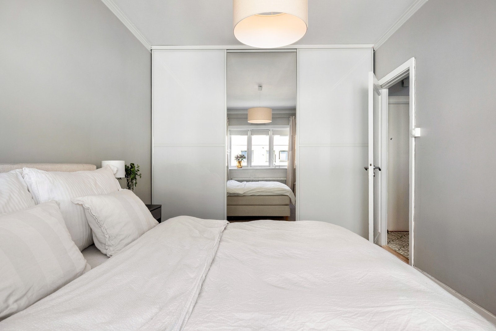 Soverommet er innredet med skyvedørsgarderobe som gir gode oppbevaringsmuligheter. Galleribilde