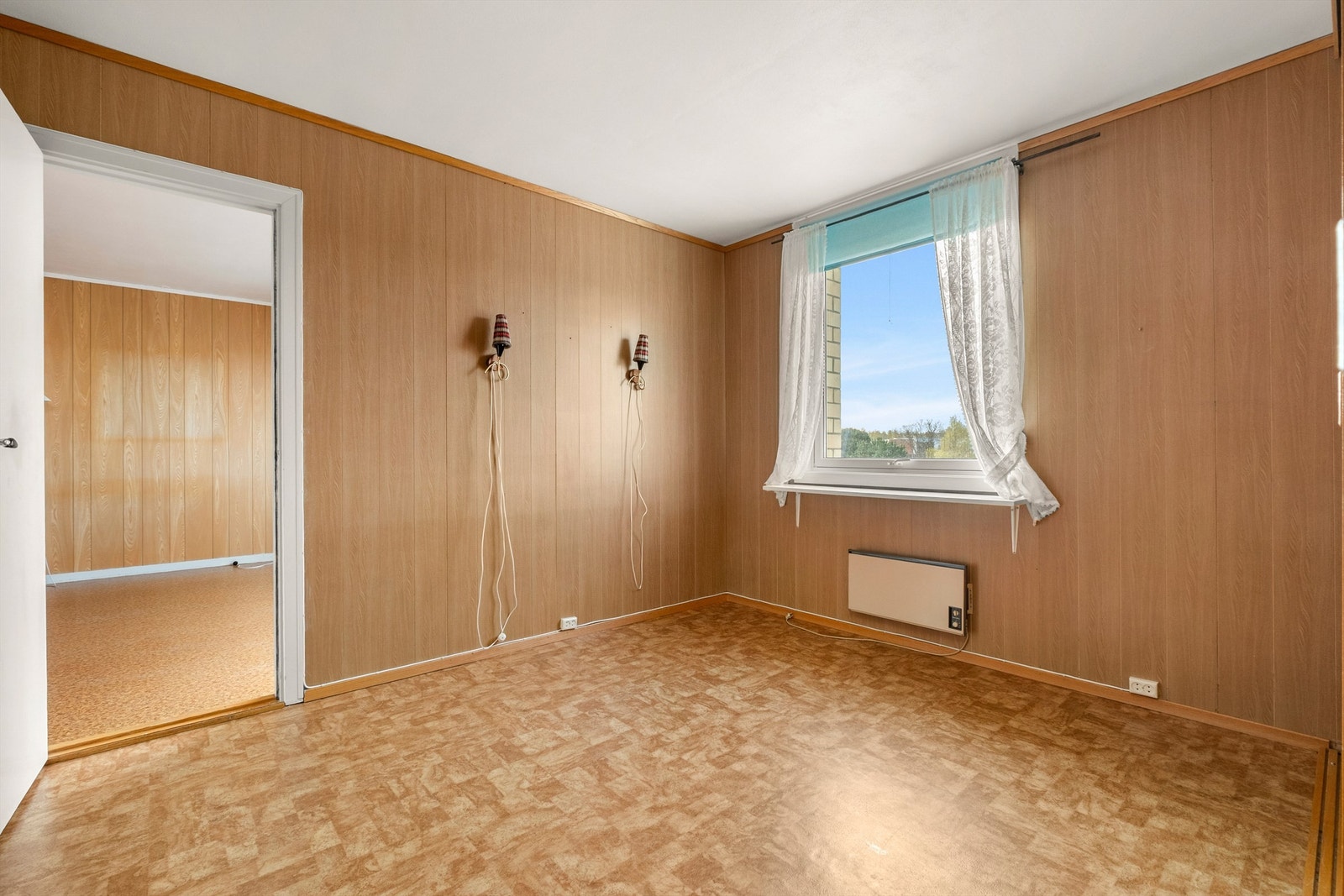 Et av to soverom på 12,5 kvm med god plass til dobbeltseng av ønsket størrelse, nattbord og garderobeskap. Galleribilde