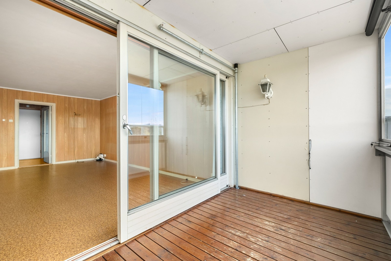 Leiligheten nyter godt av to innglassede balkonger på til sammen 10 kvm med gode solforhold og fin utsikt. Galleribilde