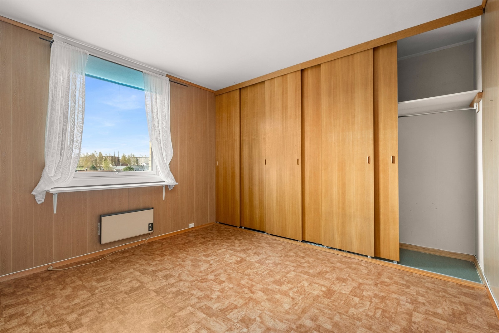 Rommet har innebygd skyvedørsgarderobe og rikelig med lagringsplass. Galleribilde