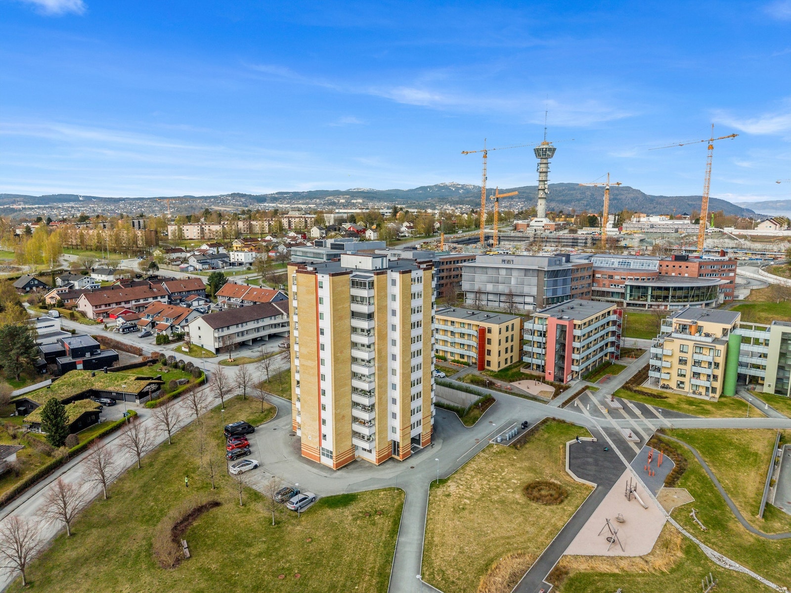 Leiligheten er plassert i byggets 6. etasje. Området rundt Olav Magnussons veg 1 ligger i et rolig og etablert boligmiljø med hovedsakelig blokkbebyggelse, og er spesielt godt egnet for familier, godt voksne og eldre. Galleribilde