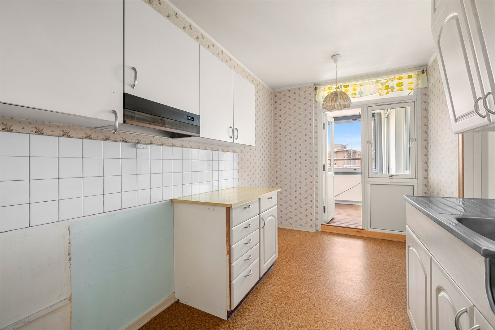 Her har man rikelig med skap- og benkeplass å boltre seg på. Galleribilde
