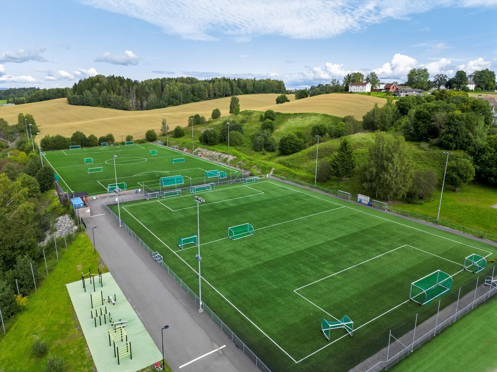 Ved skolen er det friområder med lekeplass, idrettsplass, fotballbane, skateramp og svømmehall. Galleribilde