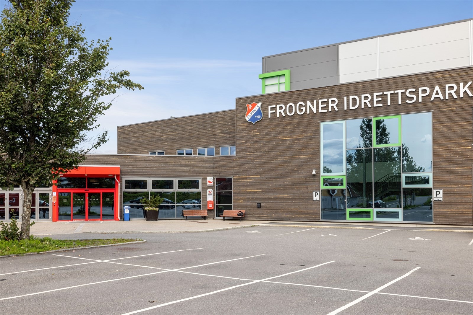 Frogner IL har et toppmoderne idrettsanlegg med flerbrukshall og kunstgressbane. Her finner du både klatrevegg, buldrevegg og treningsrom. Galleribilde