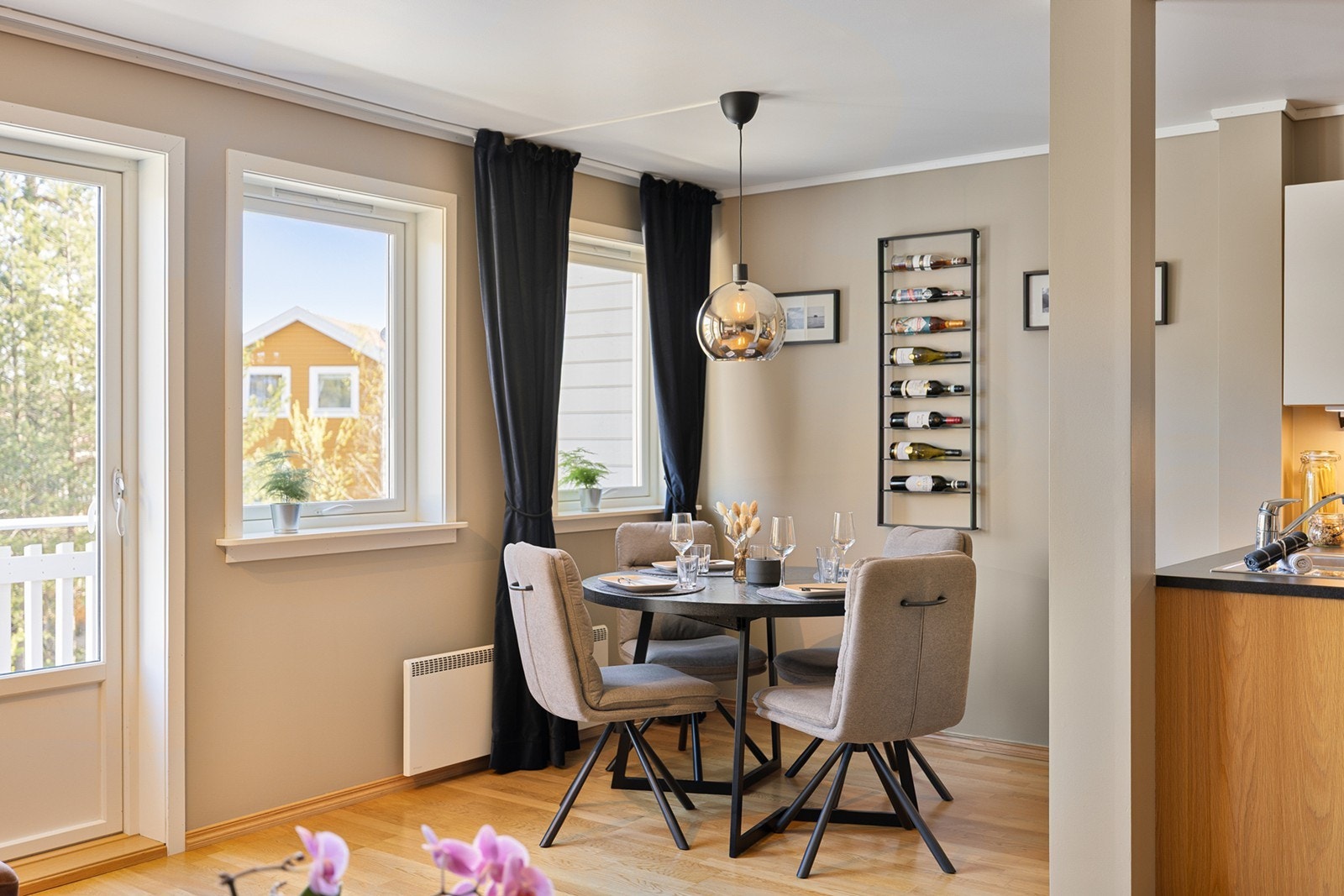 Store vindusflater slipper inn rikelig med naturlig lys. Galleribilde