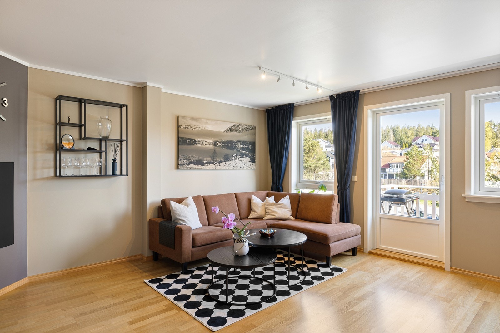 Fra stuen er det utgang til balkong, som forlenger oppholdsrommet i de varmere månedene. Galleribilde