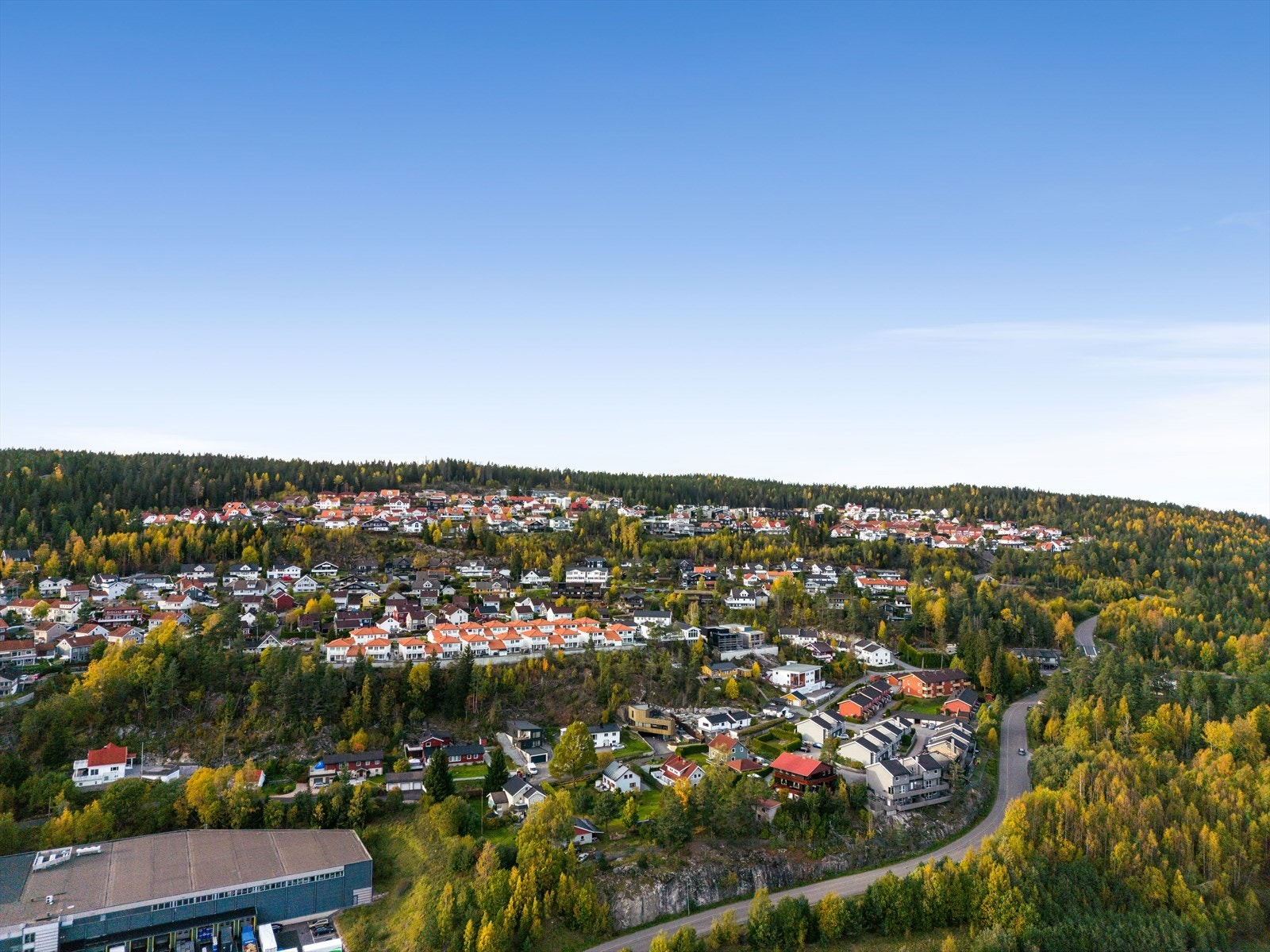 Eiendommen ligger i et barnevennlig, rolig og populært boligområde på Vardefjellet. Direkte tilgang til fine turområder i skog og mark, så her bor du med nærhet til både by og natur. Galleribilde