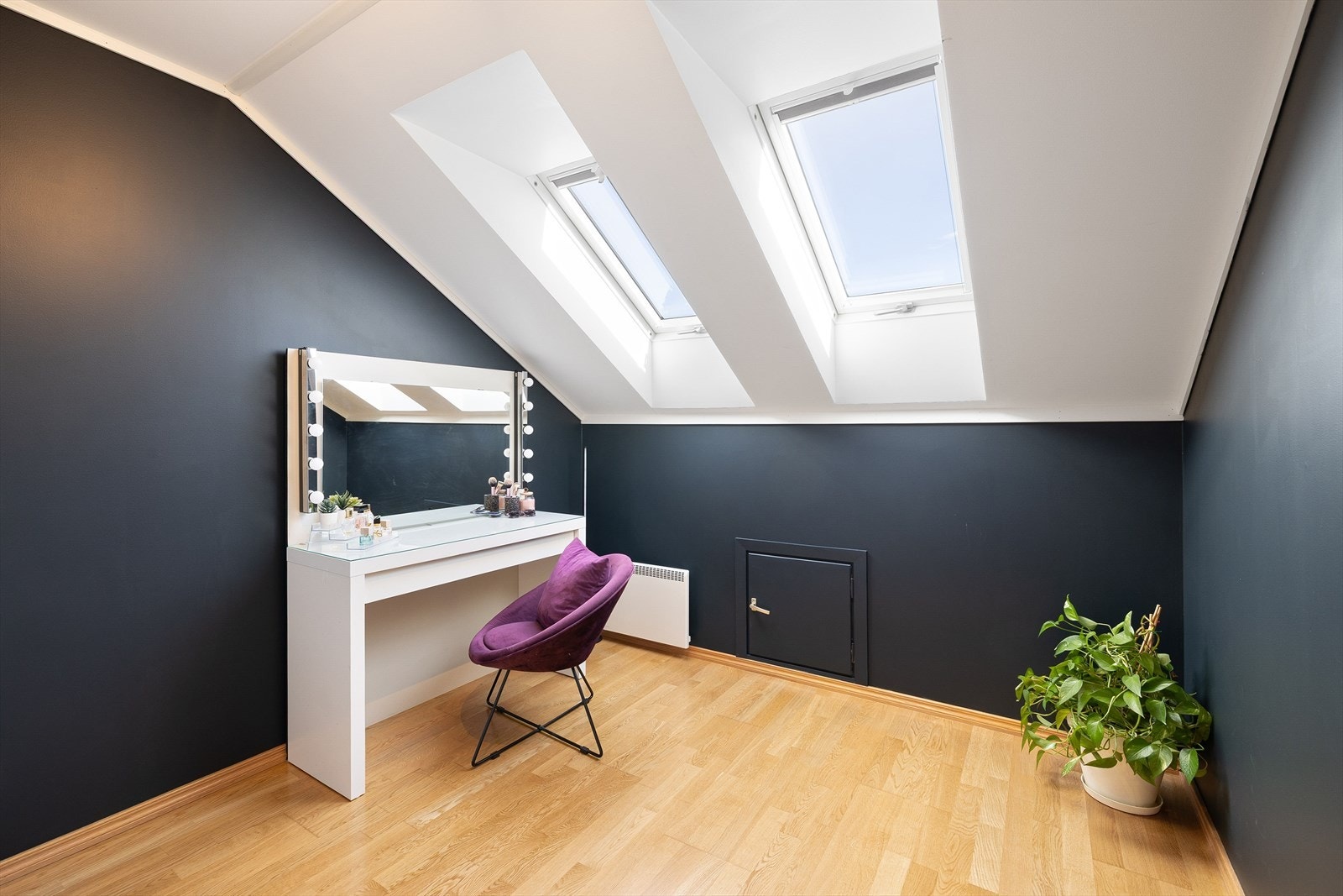 Soverom 3 - Lyst rom i loftsetasjen med skråtak og to takvinduer som gir godt med naturlig lys. Praktisk knevegg med tilgang til kneloft gir ekstra lagringsplass. Egner seg godt som soverom, kontor eller hobbyrom etter behov. Galleribilde