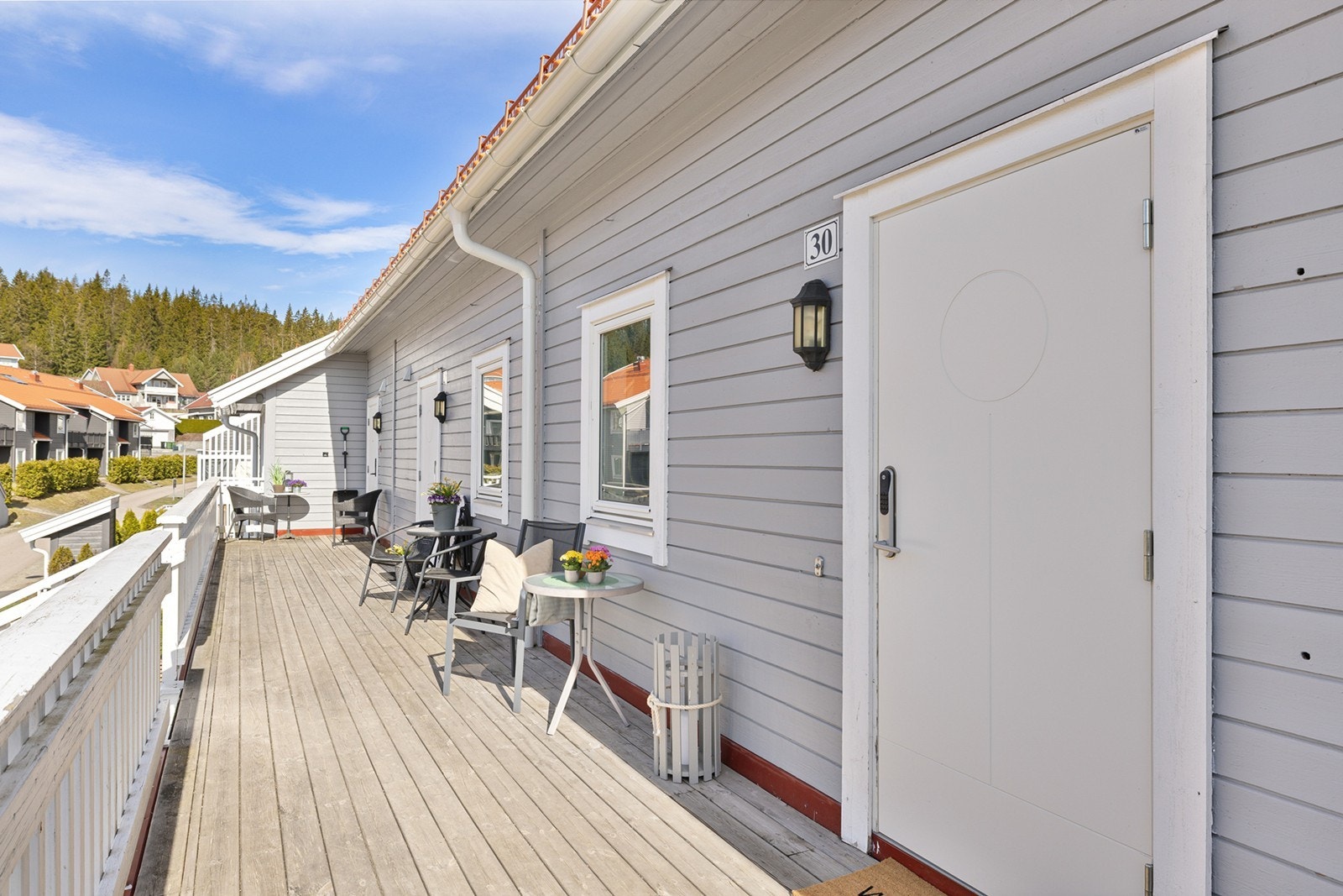 Boligen har en hyggelig adkomstterrasse med gode solforhold. Galleribilde