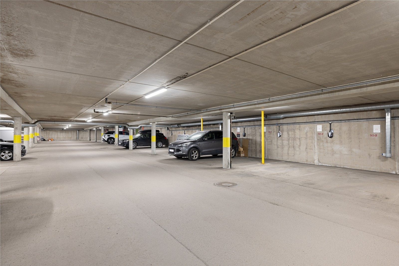 Det medfølger to biloppstillingsplasser i felles garasjeanlegg. Lade-anlegg i garasjen. For videre parkering er det rikelig med oppstillingsplasser på sameiets tomt. Galleribilde