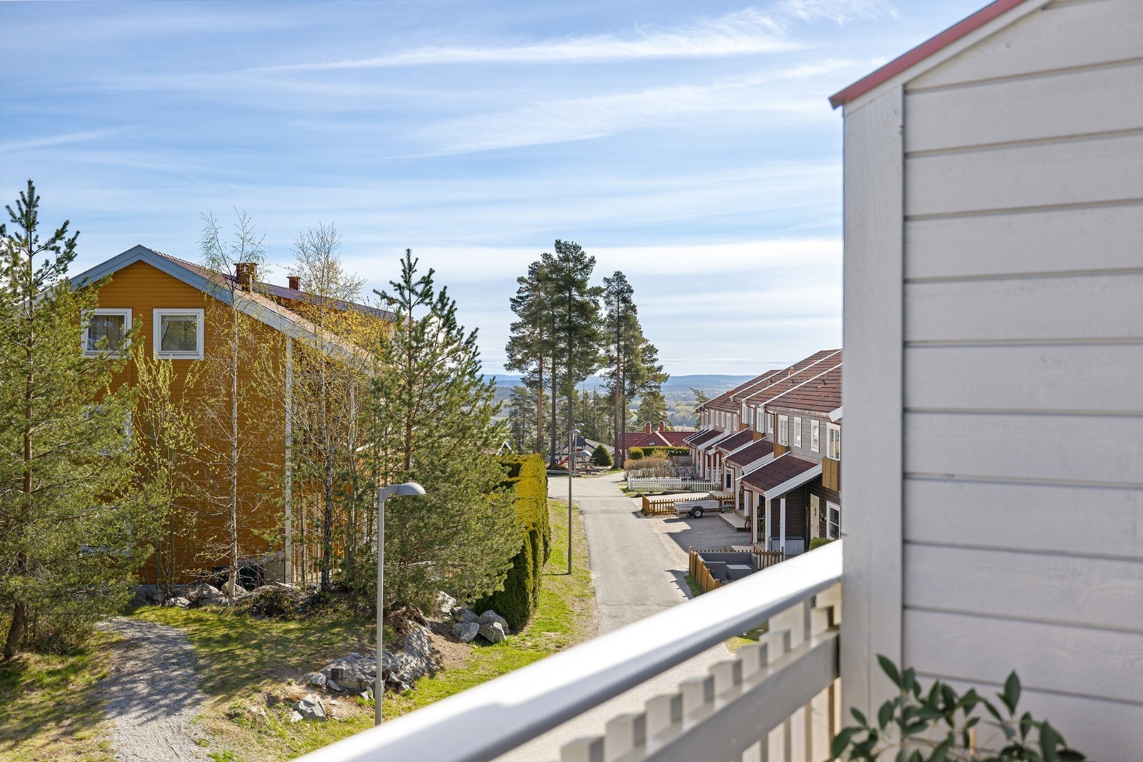 Balkongen har god plass til sittegruppe og byr på en fin, åpen utsikt over nærområdet med grønne omgivelser. Galleribilde