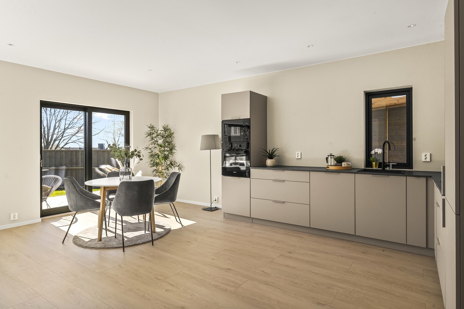 Store vindusflater og downlights i taket sikrer gode lysforhold. Galleribilde