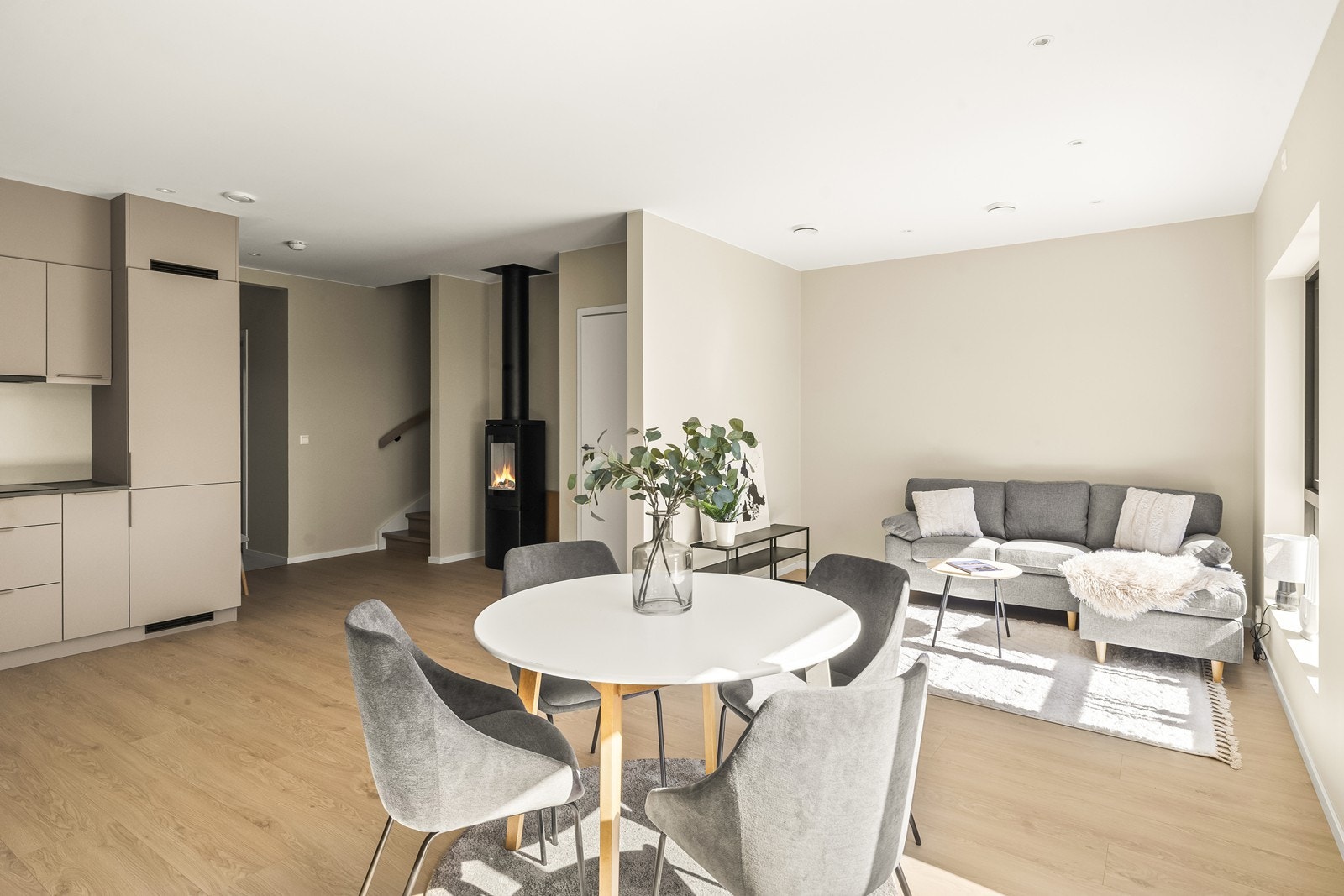 Det er varme i gulv i kjøkken, stue, bad og gang i 1 etasje. Vedovnen i stuen gir både effektiv oppvarming og en hyggelig atmosfære. I 2 etasje er det varmekabler i baderomsgulvet. Galleribilde