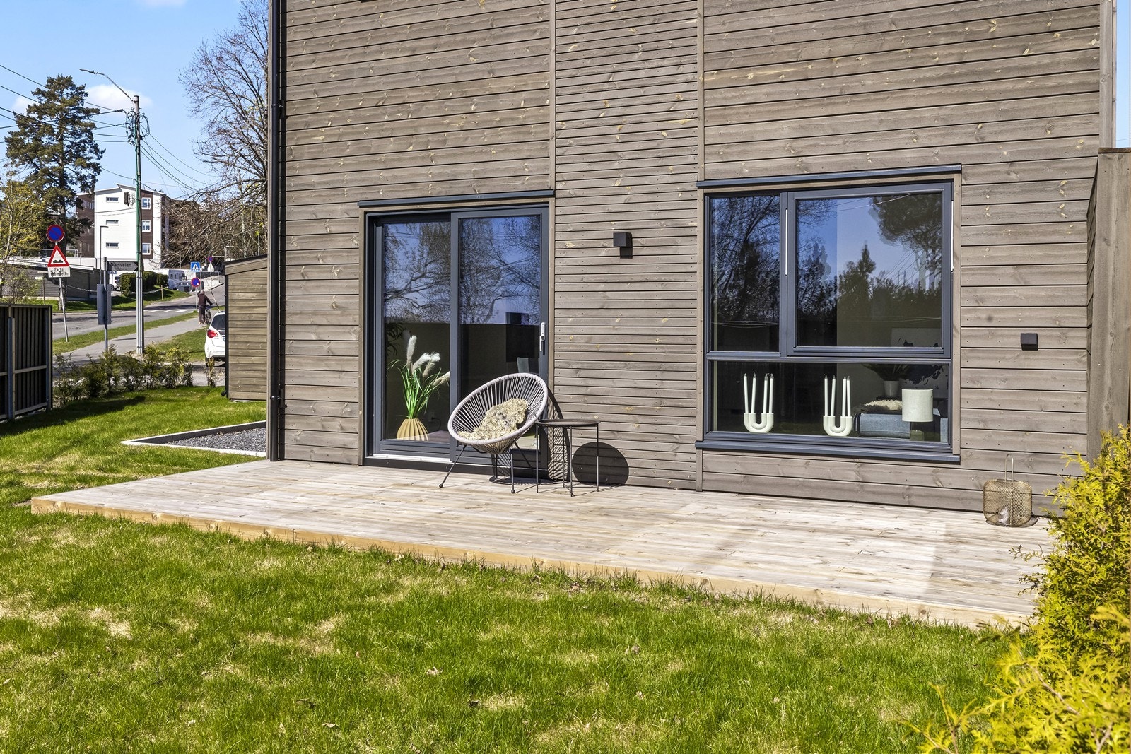 Terrassen på ca. 17 m² har god plass til utemøbler og grill. Galleribilde