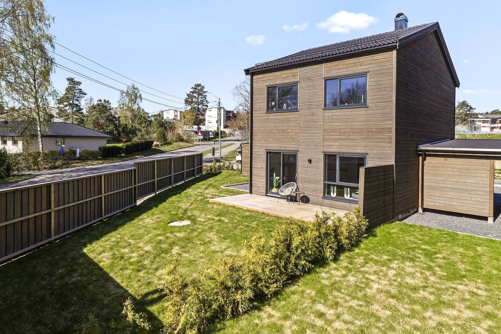 Moderne arkitektur med mørk trekledning og store vindusflater. Galleribilde