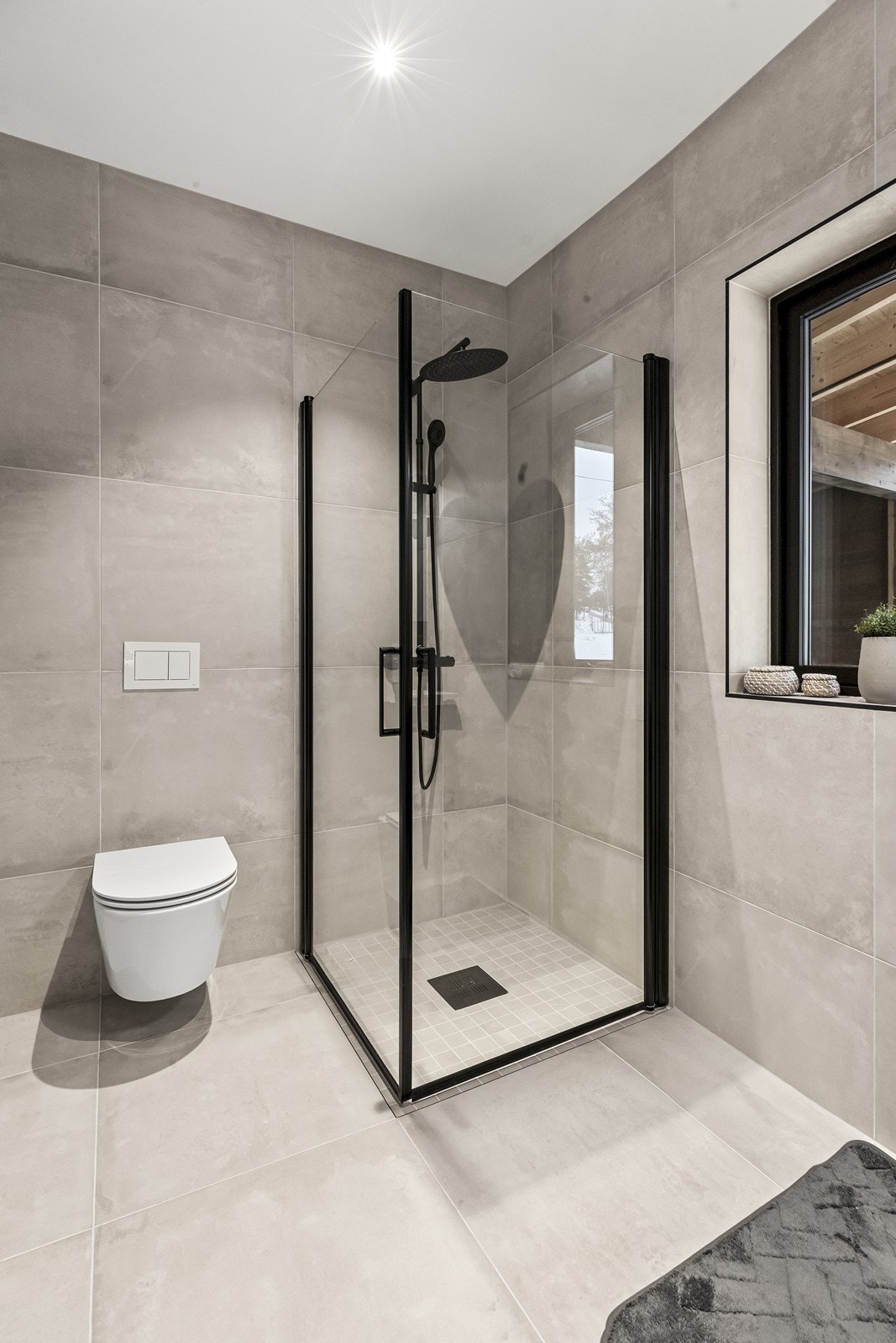 Badet er utstyrt med vegghengt toalett. Galleribilde